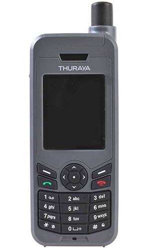 Thuraya XT-LITE衛星電話の画像。黒とシルバーのスタイリッシュなデザインが特徴的で、コンパクトなサイズと軽量で持ち運びやすい。画面にはクリアなディスプレイと、簡単操作のキーパッドが表示されている。