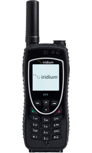 イリジウム 9575 Extremeの衛星電話。黒を基調とした堅牢なデザイン、140mm×60mm×27mmのサイズと247gの重さが特徴。画面には耐久性、防塵・防水仕様、日本語対応機能を示すアイコンが表示されている。